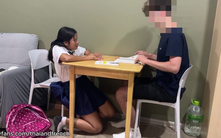 ThaiAndFrench: 18-jährige thailändische studentin lutscht ihren englischlehrer