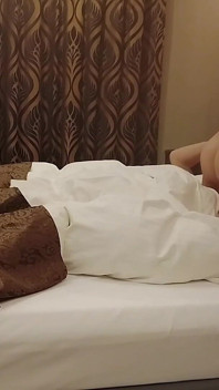 与出轨夫妇的性伴侣一起拍摄的性爱视频