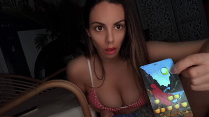 Annika Rain: 継母があなたのタロットを占う