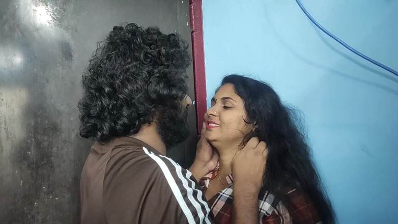 Vaigavarun45: Retrait de chemise et de jean, sexe avec la main...