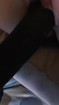 Annika își înfășoară buzele delicioase în jurul unei pule negre groase