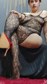 Avec peu de vêtements et des talons aiguilles, je croise les jambes et les laisse pendre