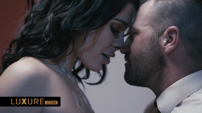 Luxure: Lola Belluccis sexy Überraschung