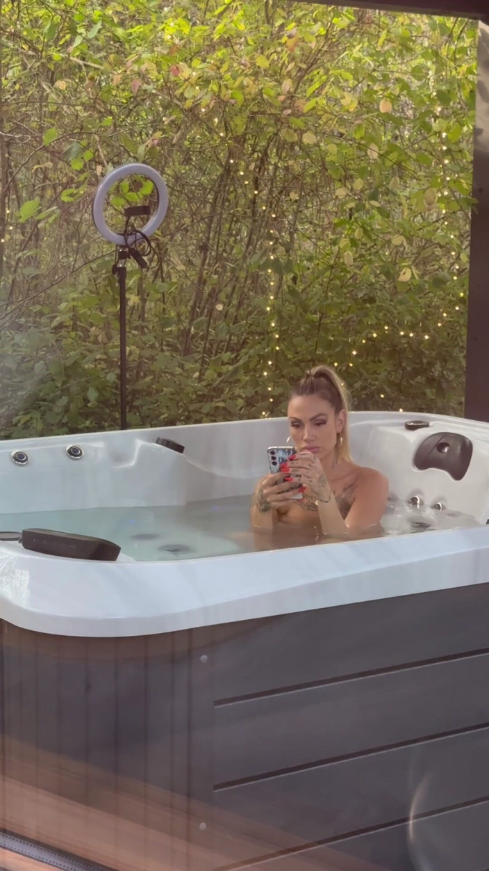 Emilie Jolie: Băng sex BDSM mới trong một bối cảnh khác thường