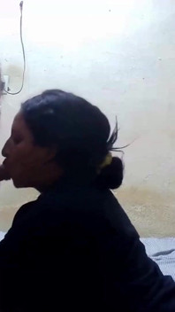 Marianna à genoux prend du sperme chaud dans la bouche