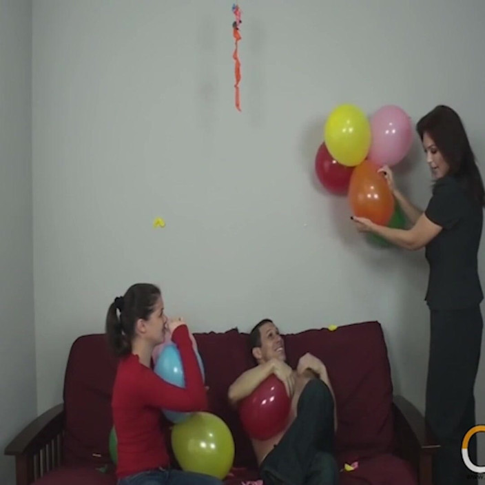 Charlee Chase: Charlee Chase ama sballare i palloncini!