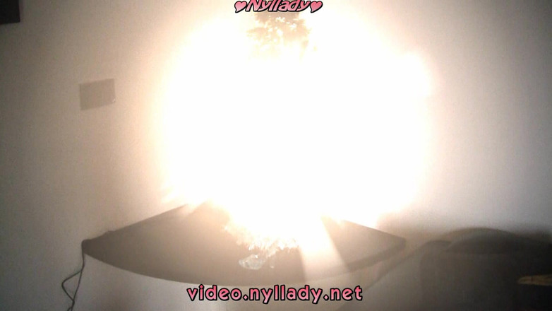 Nyllady: 靴で遊ぶホースを浴びた足