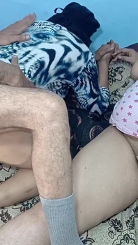 Seks dubur India tegar dengan Sara dengan kehadiran netu bertetek besar dalam seks bertiga