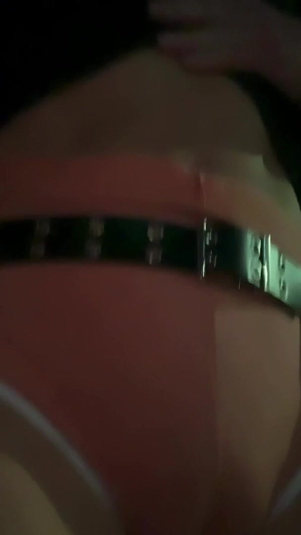 CindieLove: 热辣的娘娘腔对展示她放荡的身体上瘾了！
