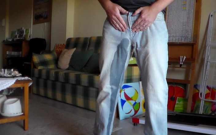 Sex hub male: John pinkelt in seine jeans