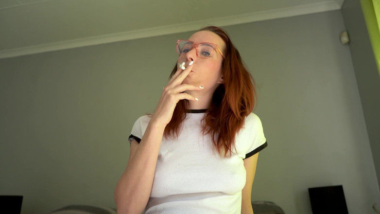 Alicia Robertz: Quente menina fumando em top branco apertado