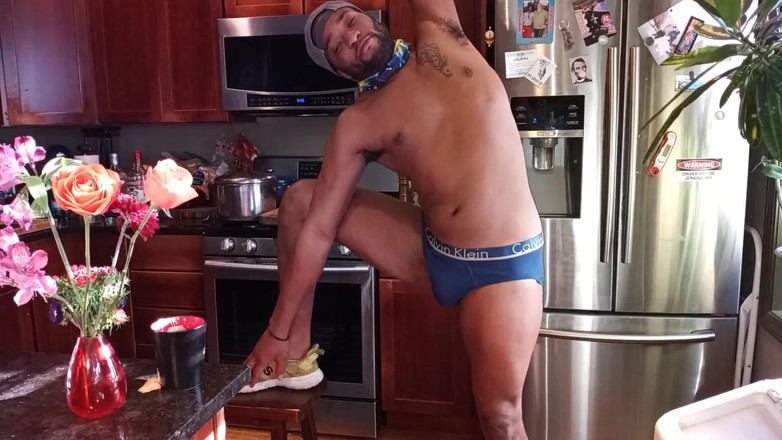 Kennie Jai: Kennie Jai se branle dans la cuisine et prend le...