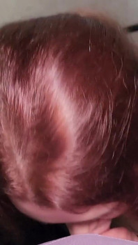 Une belle-mère sexy et pulpeuse en legging moulant sur un trampoline reçoit une bite bien dure dans la bouche et la chatte