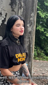 Altgirl ile bir randevu terk edilmiş bir yerde sert seks ve derin bir sakso ile sona erdi