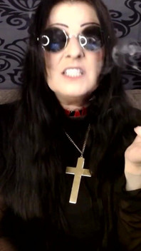 Halloween Ozzy cosplay MILF raucht