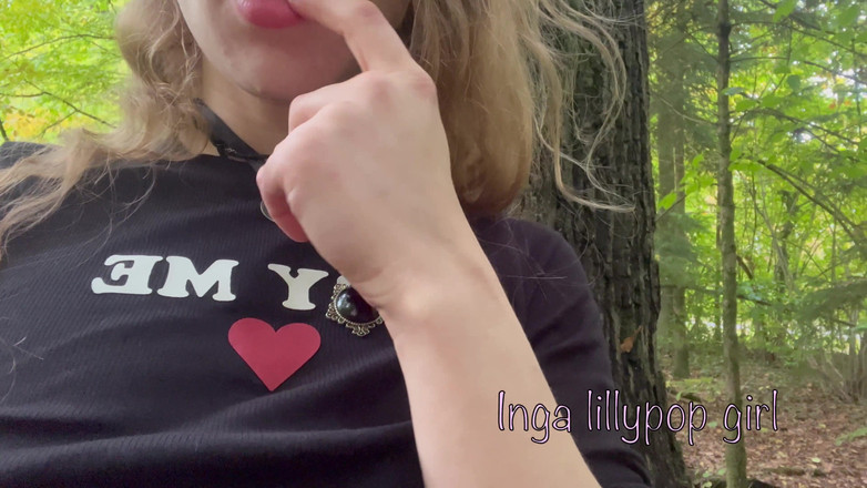 Inga lillypop girl: 숲에서 가슴을 가지고 노는 숙녀
