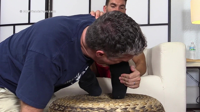 My friends feet: Chase ist eine dominante fuß- und sockenmeisterin