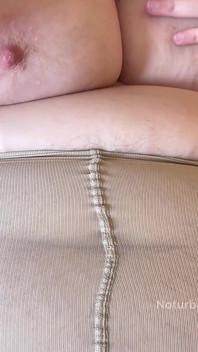Strumpfhosen necken und titten lutschen