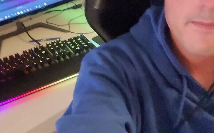 Twinkboy studio: Roztomilý německý chlapec si honí před hraním na počítači