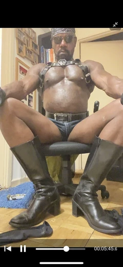 Il nero fetish muscolo maturo e sborra