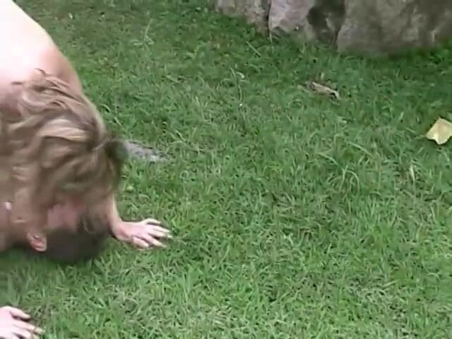 Homegrown Outdoor Sex: かわいい金髪ニーナがきっの庭