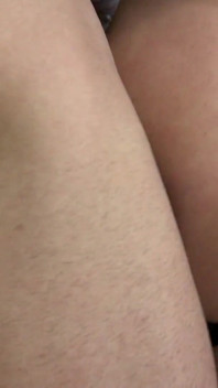 Bruna con i tacchi alti con grandi tette si fa sborrare sulla figa durante il sesso duro