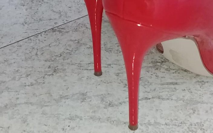 Ferreira studios: Kırmızı topuklu ayakkabılarla ayaklarımla poz ve oynuyorum
