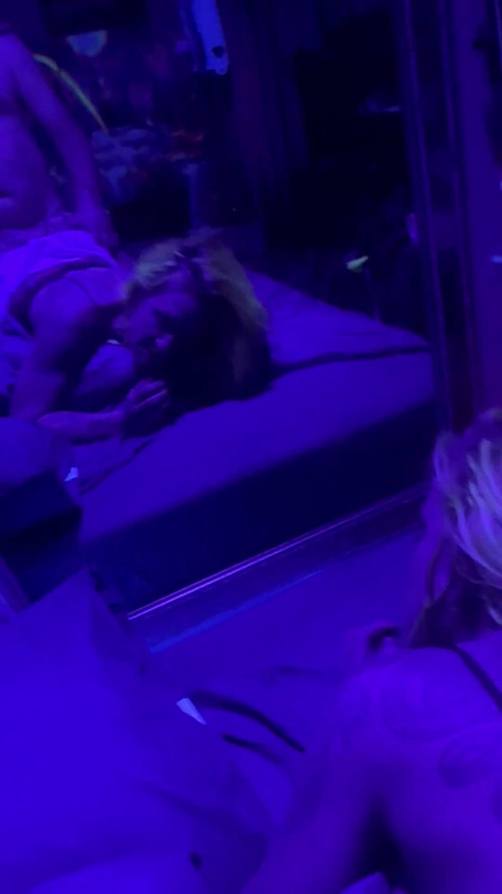 Zoey Portland: Zoey Portland kulübün arkasına büyük yarak alıyor