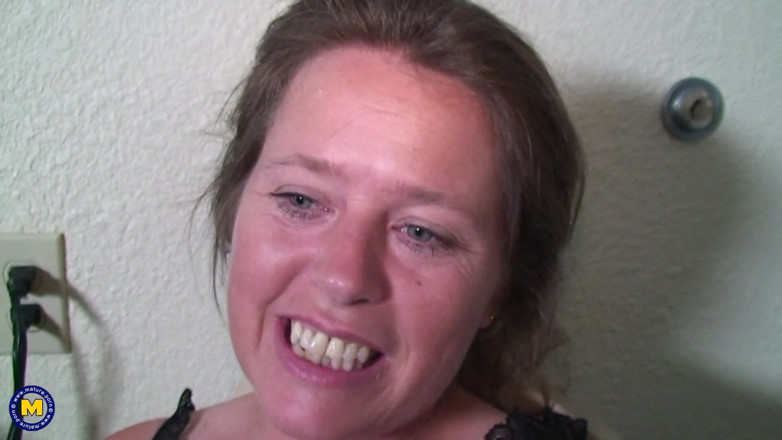 Mature NL: Señora madura con hermosos ojos cachondos ama una polla negra...