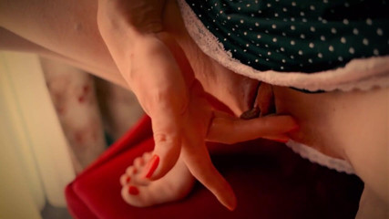Love6969: Ранкова мастурбація в сукні, сексуальні ноги