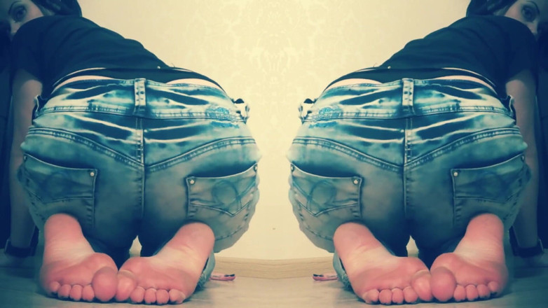 Goddess Misha Goldy: Bara fötter i jeans JOI CEI