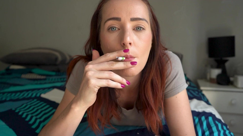 Alicia Robertz: Primer plano de los 120 fumando
