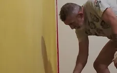 Pappa på jobbet! Del 3 Jag började arbeta som konstnär i mitt nya hus, jag använde en rull och penslar.