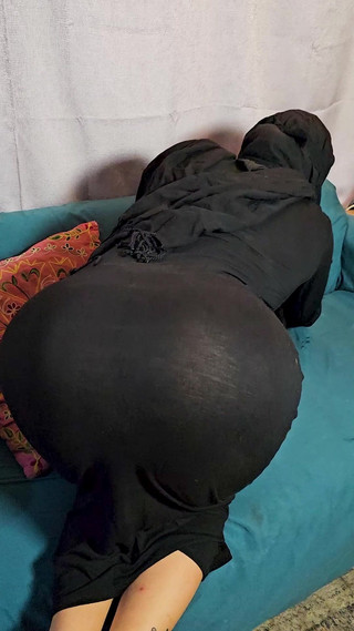 MiaNIqab: Mia Niqab'ı sallıyor ve eğiliyor