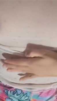 Latina menyentuh pepek berairnya
