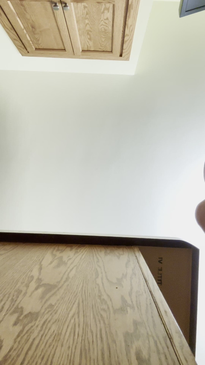 Alpha stud 4 u: Lihat sudut kamera di selangkangannya dengan gaun menyala