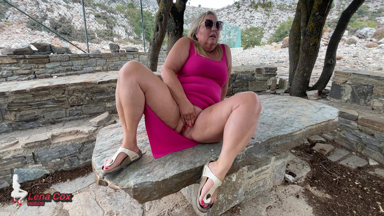 Lena Cox: Lena - outdoor-squirt auf tisch