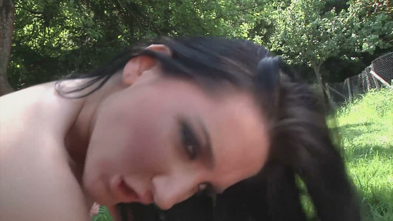 German amateur - 100% German hardcore videos: Prsatá brunetka je ošukaná na venkovním sexuálním konkurzu