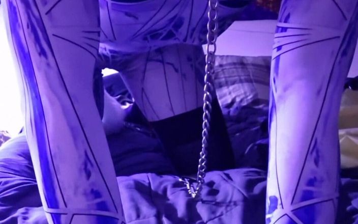 Robert48569: 乳胶罩紧身连衣裤屁股尾巴自我束缚锁领