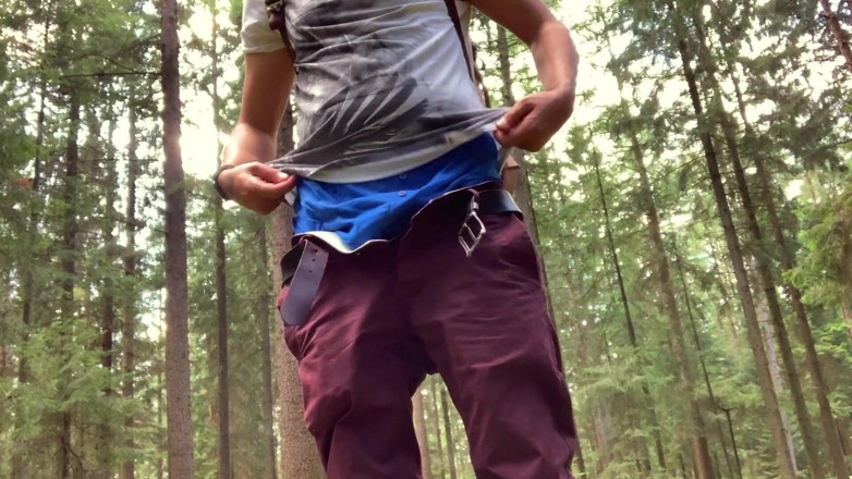 Fratchino: Geile man werkt aan zijn pik in het bos