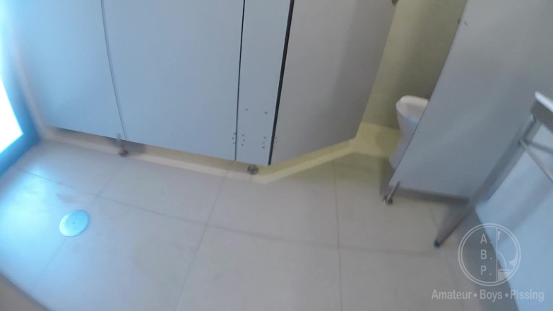 AmateurBoysPissing: Băiat prins masturbându-și pula necenzurat în toaletele publice