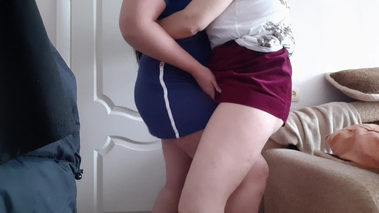 Lesbian-illusion: Dvě vdané přítelkyně podvádějí své manžely v jiné místnosti