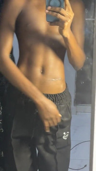 Štíhlá twink s velkým černým pérem 2