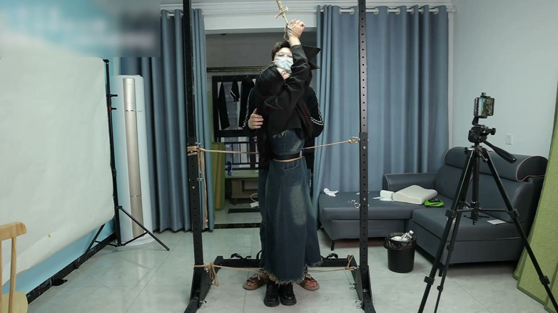 Asian bondage: Moje přítelkyně je připevněná na kovovém stojanu, který ji lechtá