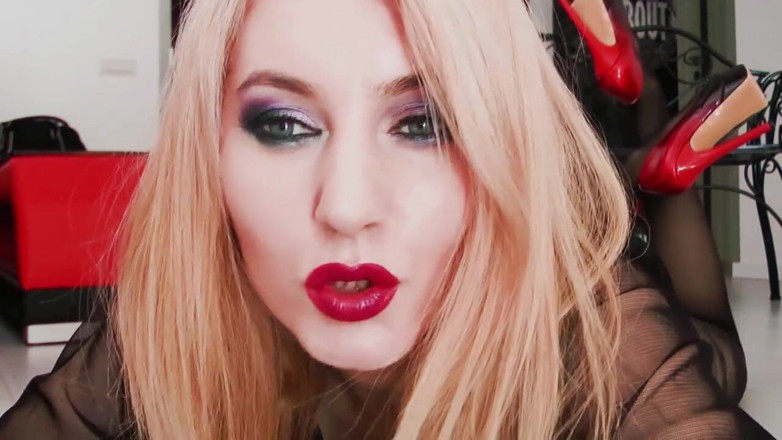 Goddess Celine: Dominare cu ciorapi