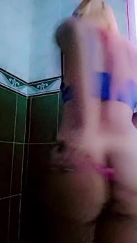 Yakınınızdaki banyo zamanı, seksi babanın sizin için çıplak dans etmesi gerekiyor, evet