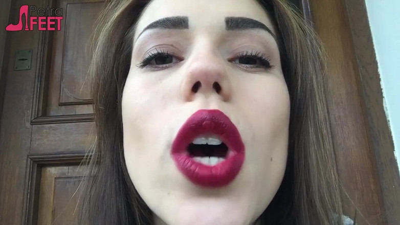 Smokin Fetish: 奇妙的黑发女郎用她的美女戏弄每个人