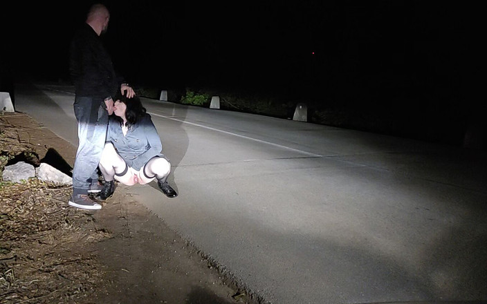 Toilet Mommy: Nech ty nohy roztažené fuckmeat a chčij jako děvka, zatímco...