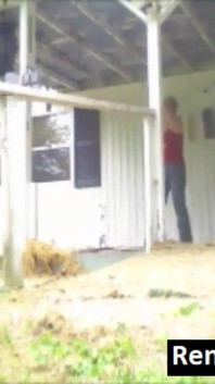 Dikunci keluar, kencing berkebun dalam seluar jeans tidak sengaja