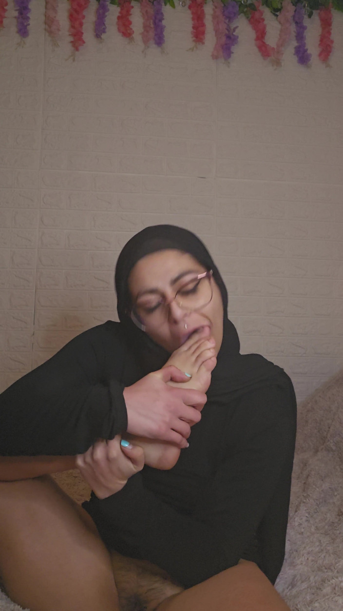 MiaNIqab: Sucking My Feet and Anal Dildo Mia Niqab